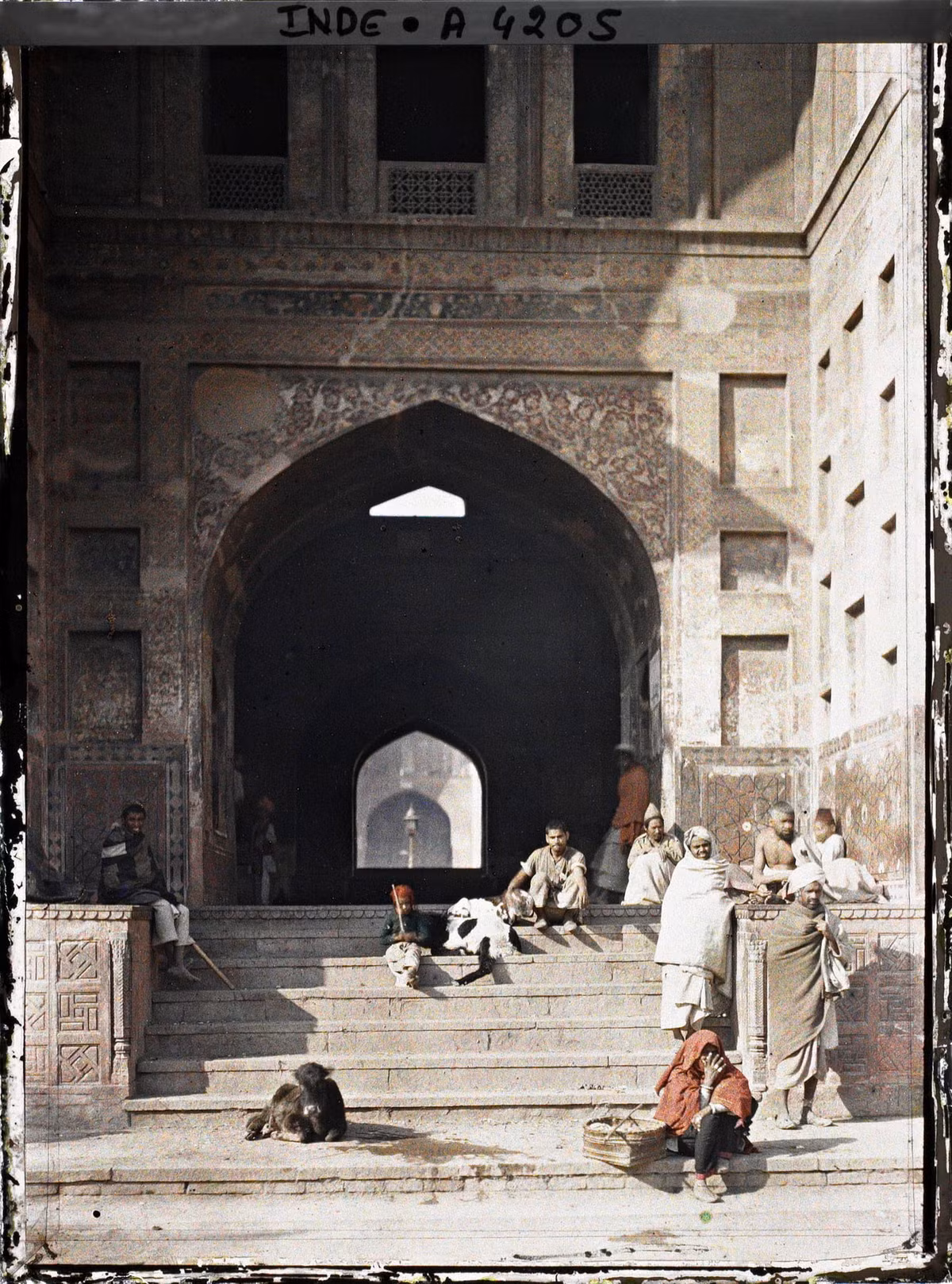 Người dân nghỉ ngơi tại thềm một cánh cổng của thánh đường Hồi giáo Wasir Khan, do Shah Jahan - vị vua vĩ đại của đế chế Mogul - cho xây dựng năm 1634.
