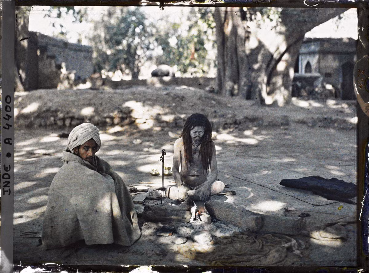 Một sadhu - nhà tu hành khổ hạnh - giáo phái Shaiva trát đầy tro lên cơ thể mình tại khuôn viên một ngôi đền.