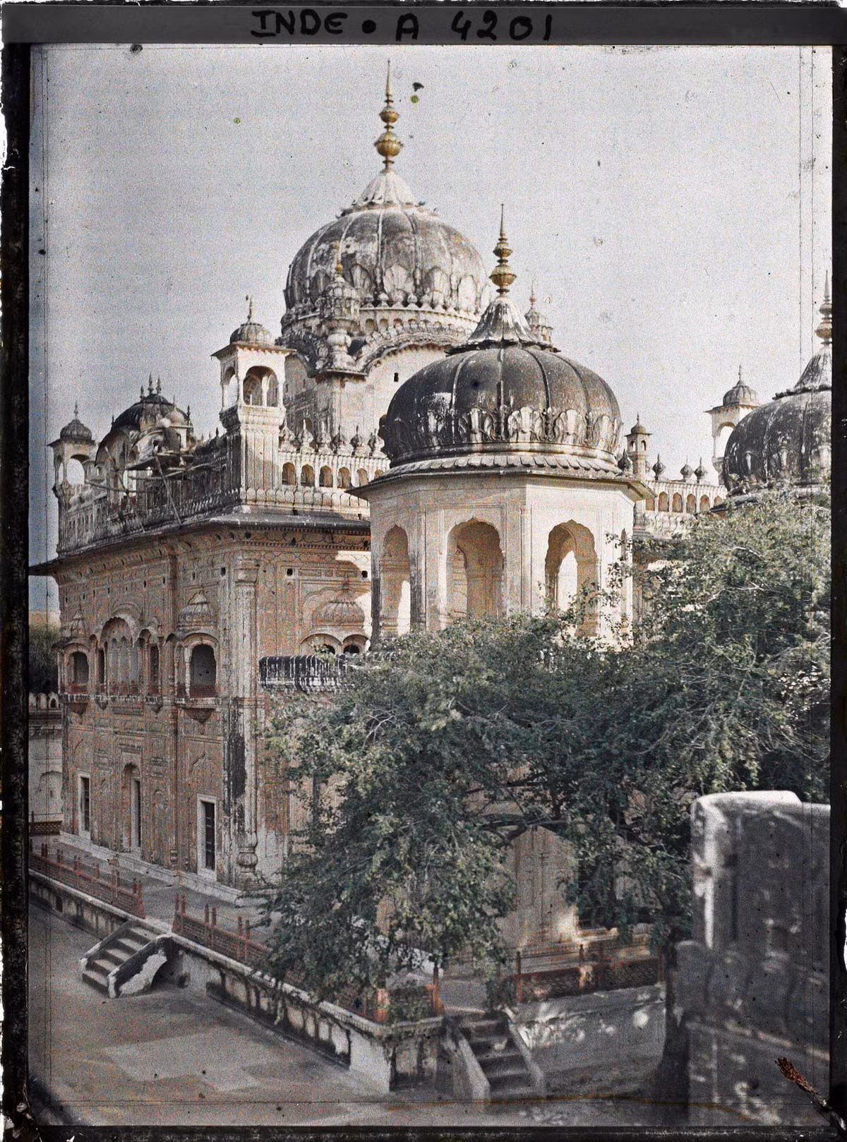 Samadhi (lăng mộ) của Ranjit Singh (1780-1839), người được mệnh danh là "Sư tử của Punjab", nhà cai trị vùng đất Punjab và đế chế Sikh xưa.