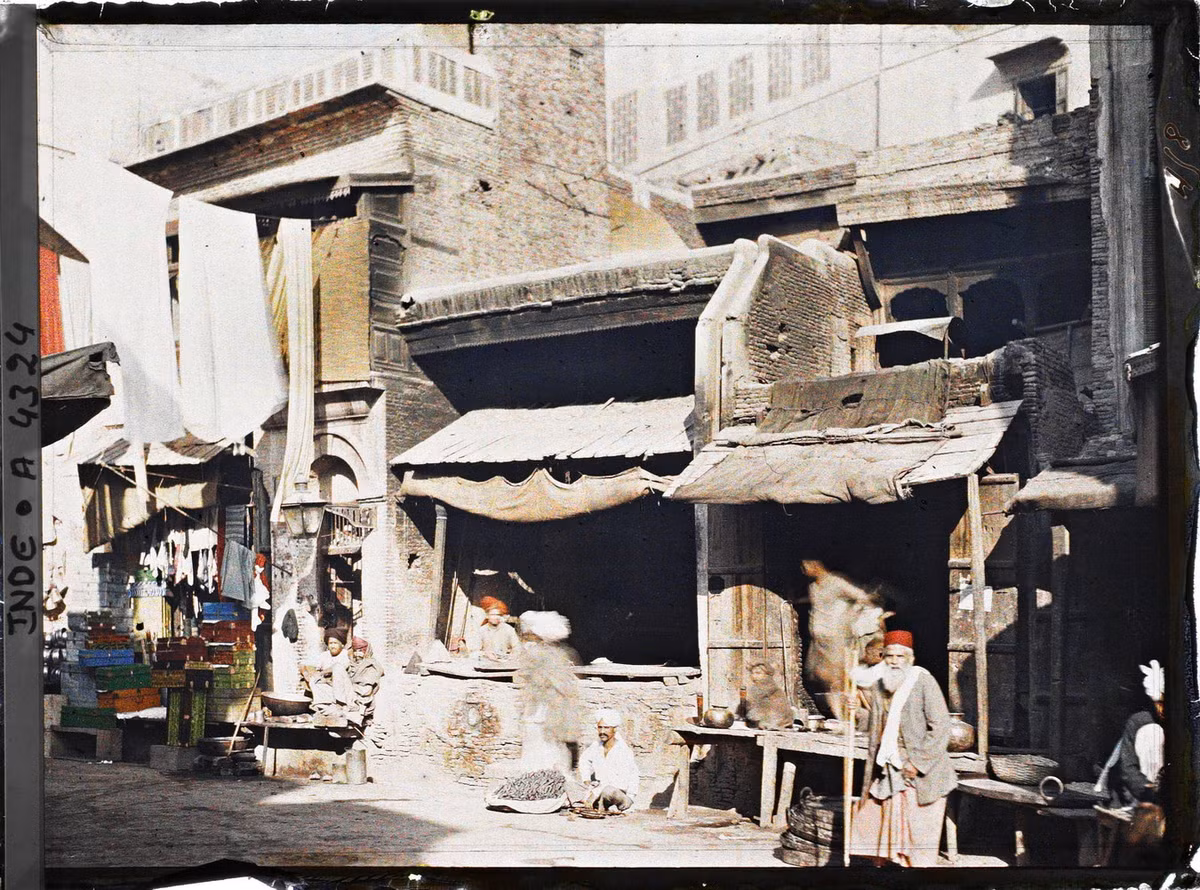 Khu phố thương mại ở thành phố Lahore năm 1914. Lúc này đất nước Pakistan chưa hiện diện trên bản đồ, Lahore thuộc về Ấn Độ, vùng đất đang là thuộc địa của đế quốc Anh. Ảnh: Stéphane Passet/ Collections.albert-kahn.hauts-de-seine.fr.