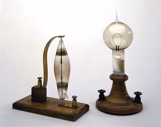 20. Đèn điện (1802): Thí nghiệm năm 1802 của nhà khoa học người Anh Humphry Davy có thể coi là khởi đầu cho những phát minh về bóng đèn sợi đốt sau này. Davy cho một dòng điện chạy qua một sợi Platin (Pt) rất mảnh, sợi Platin trở nên rất nóng và phát sáng. (* Mời quý độc giả đón đọc phần 2).