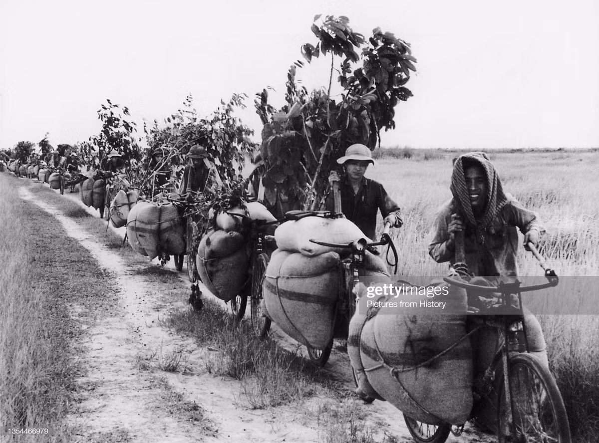 Vận chuyển lương thực cho tiền tuyến, Củ Chi năm 1972.