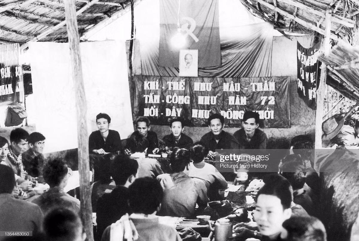 Buổi họp của chi bộ Đảng ở Củ Chi, 1975.
