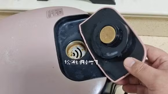Nồi cơm điện nếu không rửa sẽ tốn điện và mất vệ sinh! Noi com dien neu khong rua se ton dien va mat ve sinh!