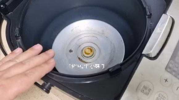 Nồi cơm điện nếu không rửa sẽ tốn điện và mất vệ sinh! - Hình 3 Noi com dien neu khong rua se ton dien va mat ve sinh!-Hinh-3