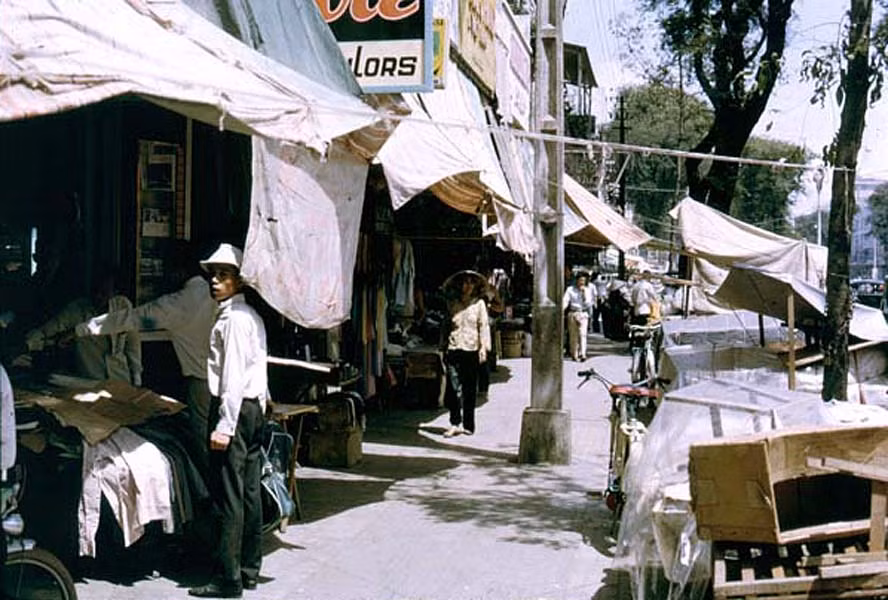 Một buổi trưa nắng trên hè đường Lê Lợi, 1965-1966.