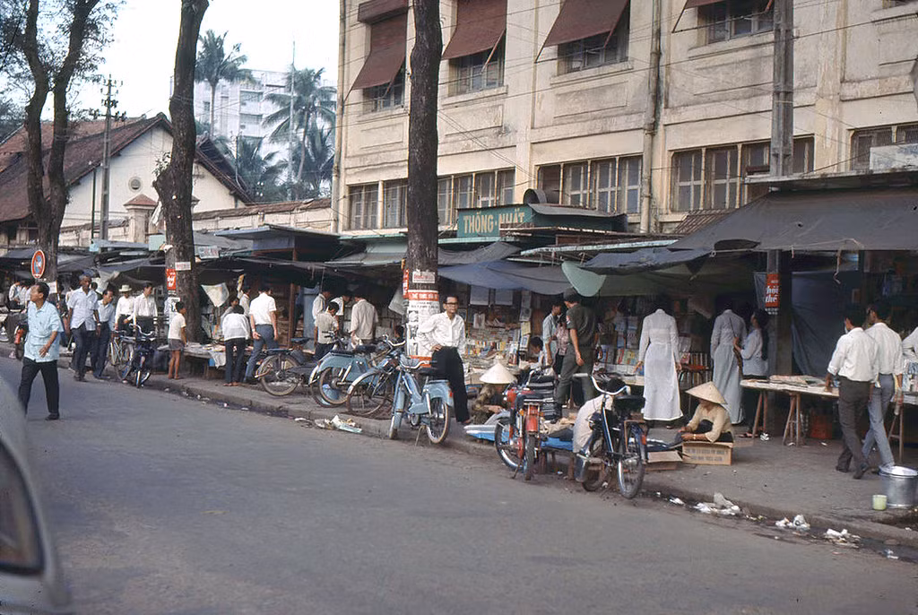 Các hiệu sách cũ đường Lê Lợi thu hút nhiều học sinh, sinh viên, thập niên 1960.