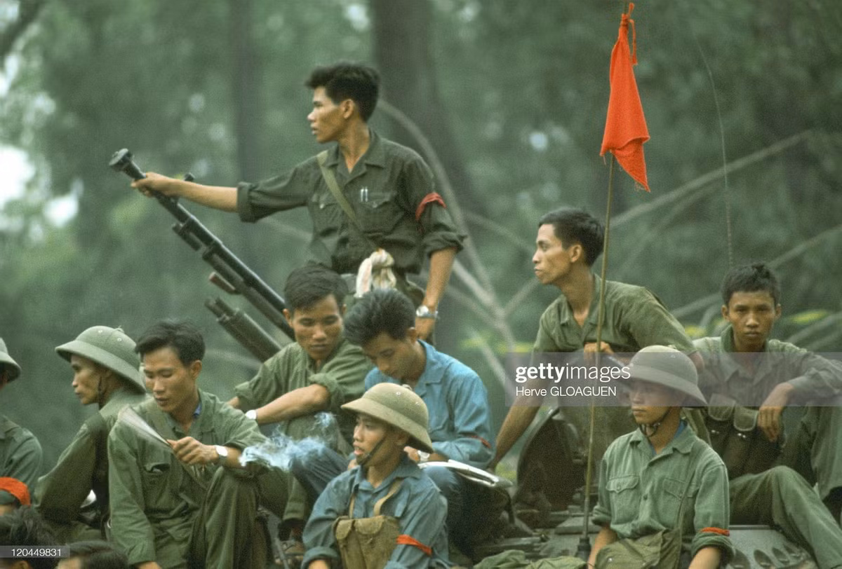 Các chiến sĩ trên chiếc xe tăng bên ngoài Dinh Độc Lập.