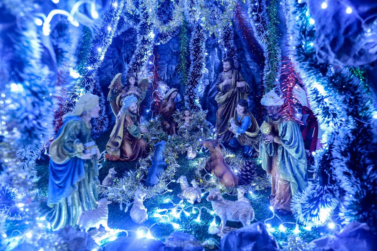 Như mọi năm, vào tối 24/12, nhà thờ Thái Hà luôn chật cứng không có chỗ đứng từ bên trong đến bên ngoài.