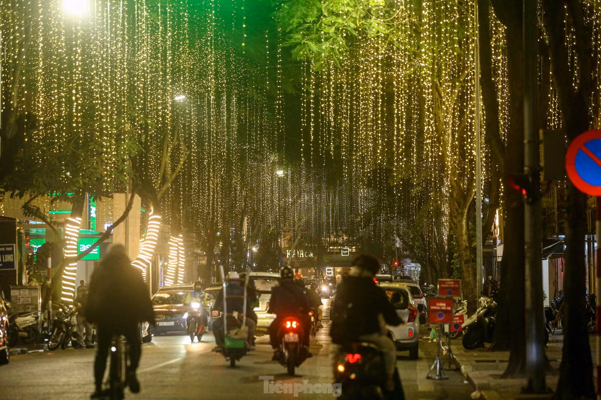 Đây cũng là nơi nhiều người dân tìm đến để nghe cầu nguyện, đón một đêm Giáng sinh ấm áp, an lành và mong chờ những điều tốt đẹp sẽ đến vào dịp năm mới 2024.