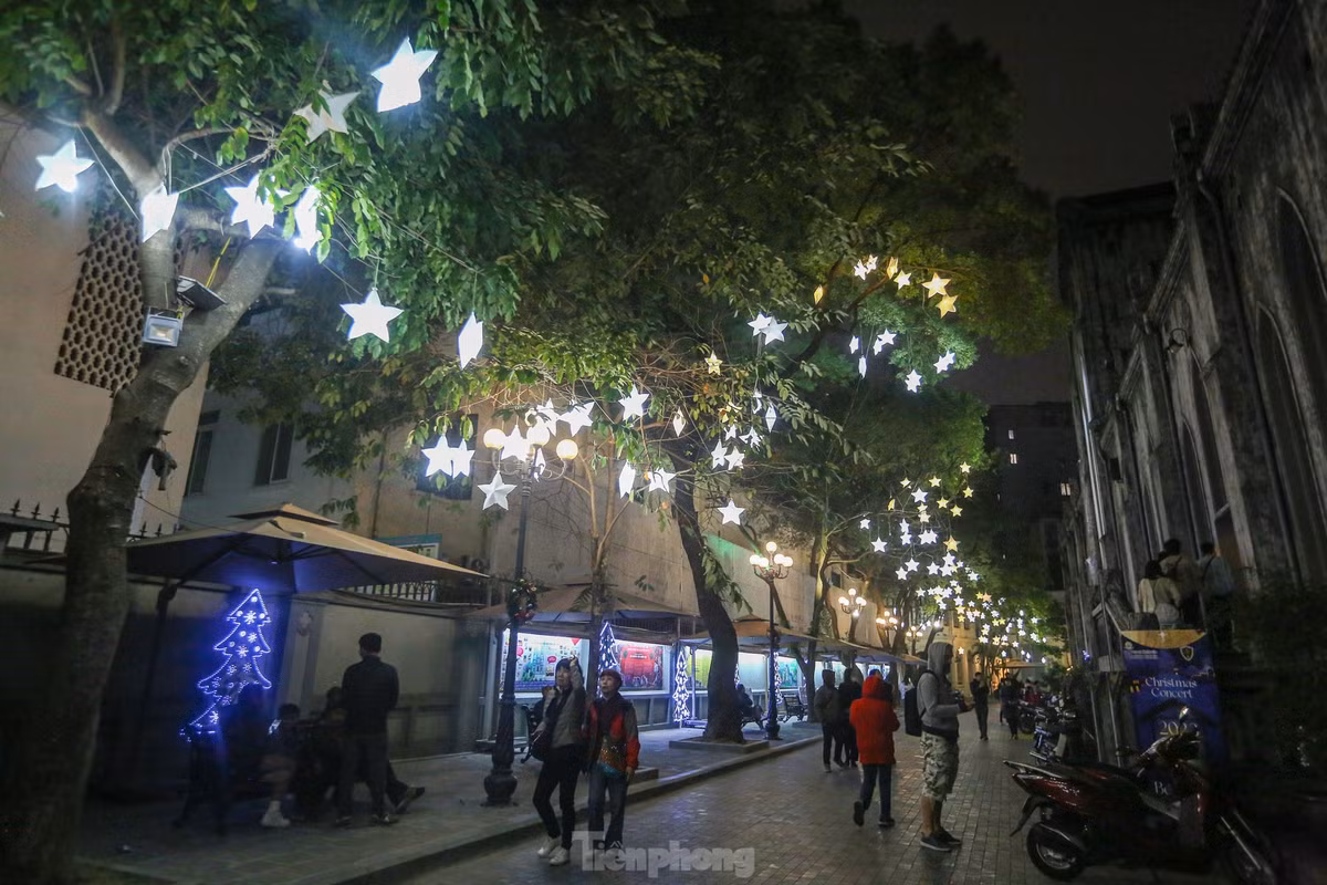 Bên trong, xung quanh nhà thờ đều được trang trí những ngôi sao phát sáng. Đây cũng là biểu tượng không thế thiếu trong đêm Giáng sinh tại các nhà thờ.