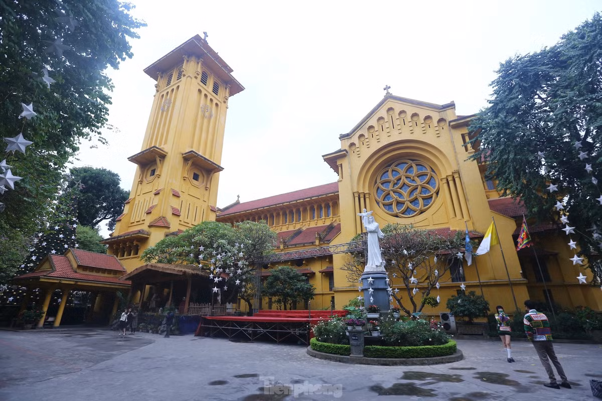 Nhà thờ Cửa Bắc được đánh giá là một trong những nhà thờ có lối kiến trúc đẹp nhất trong các nhà thờ tại Hà Nội. Nhà thờ được xây dựng ở Cửa Bắc thành Thăng Long nên được gọi là nhà thờ Cửa Bắc. Nhà thờ mang tên chính thức là Giáo đường kính Nữ Vương Các thánh, lấy từ ý Đức Mẹ là Nữ Vương của tất cả các Thánh.