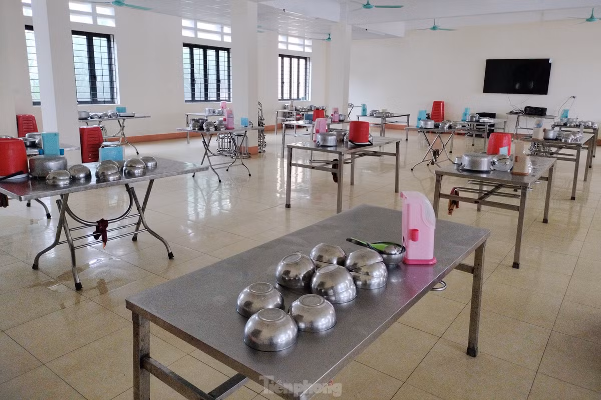 Chiều 19/12, có mặt tại khu vực bếp ăn của nhà trường, PV ghi nhận khu bếp được dọn dẹp sạch sẽ, bàn ghế sắp xếp ngăn nắp.