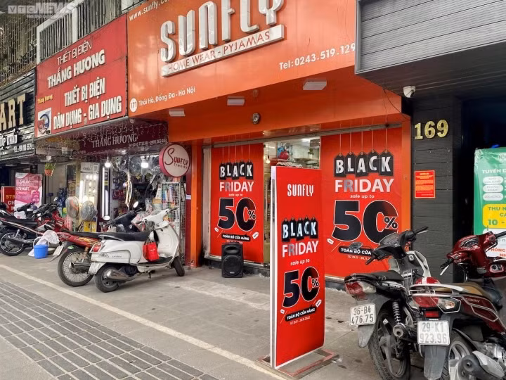 Quản lý một cửa hàng thời trang trên phố Chùa Bộc (quận Đống Đa) than: “Lúc sự kiện sale 11/11, lượng khách có tăng lên nhưng cũng không đáng kể. Lúc đó tôi cho rằng có lẽ khách chờ đến đợt sale Black Friday lớn hơn nên chưa đi mua sắm. Không ngờ là nay đã sát ngày Black Friday rồi mà vẫn rất vắng. Mong rằng đúng ngày thứ Sáu, khách sẽ đến mua hàng nhiều hơn".