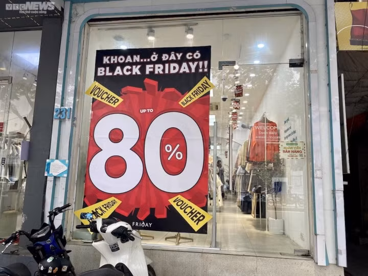 Không ít cửa hàng treo biển khuyến mại 80%. Tuy nhiên, dù chương trình đã diễn ra nhiều ngày nay nhưng lượng khách ghé đến cửa hàng vẫn ít ỏi.