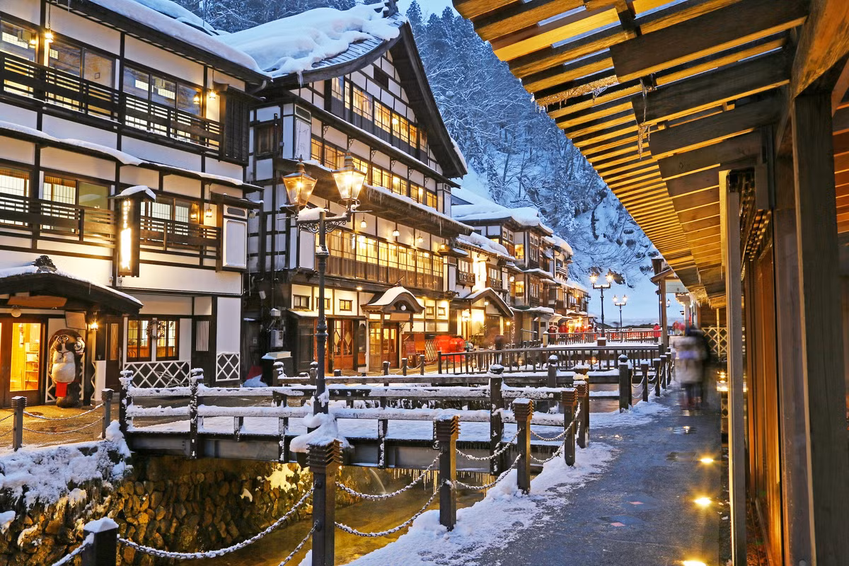  Khu phố ở suối nước nóng Ginzan (thành phố Obanazawa, tỉnh Yamagata). Nơi này nổi bật với những dãy nhà trọ ba - bốn tầng bằng gỗ dành cho du khách đến nghỉ dưỡng, nằm san sát bên bờ sông Ginzan. Ảnh: GaijinPot Travel.