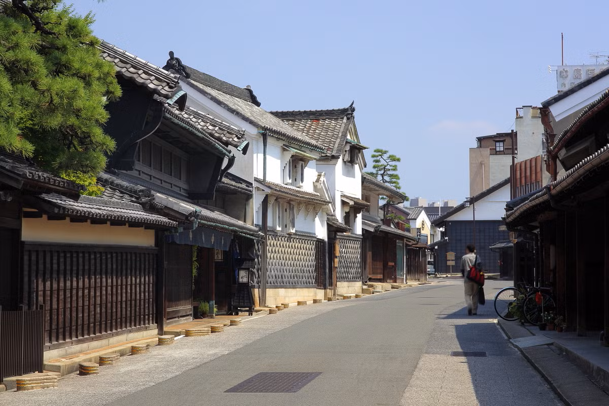  Phố cổ Arimatsu (thành phố Nagoya, tỉnh Aichi). Arimatsu là một thị trấn cổ được thành lập từ năm 1608. Sau trận hỏa hoạn lớn năm 1784, các ngôi nhà kiểu cũ tại nơi này đã được tu sửa tạo nên một thị trấn thương mại phồn thịnh. Ảnh: Wikipedia.