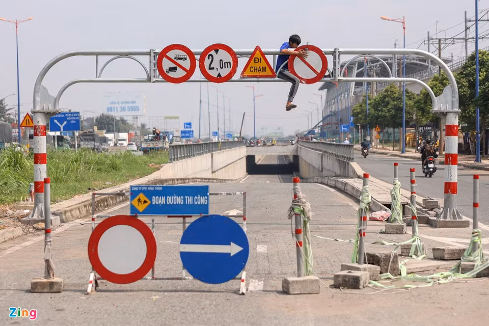 Hầm có cao độ tối đa 2 m và cấm các loại xe tải và xe khách lưu thông.