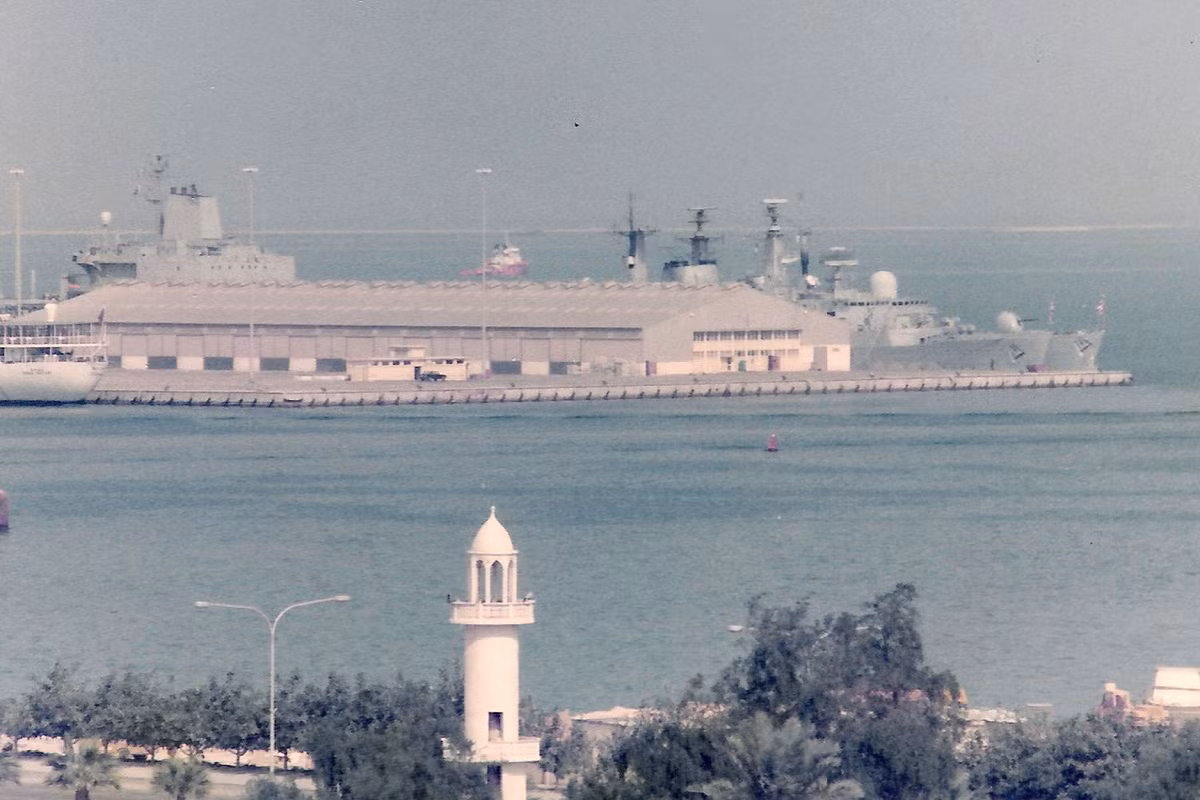 Những con tàu của hải quân Hoàng gia Qatar tại căn cứ.