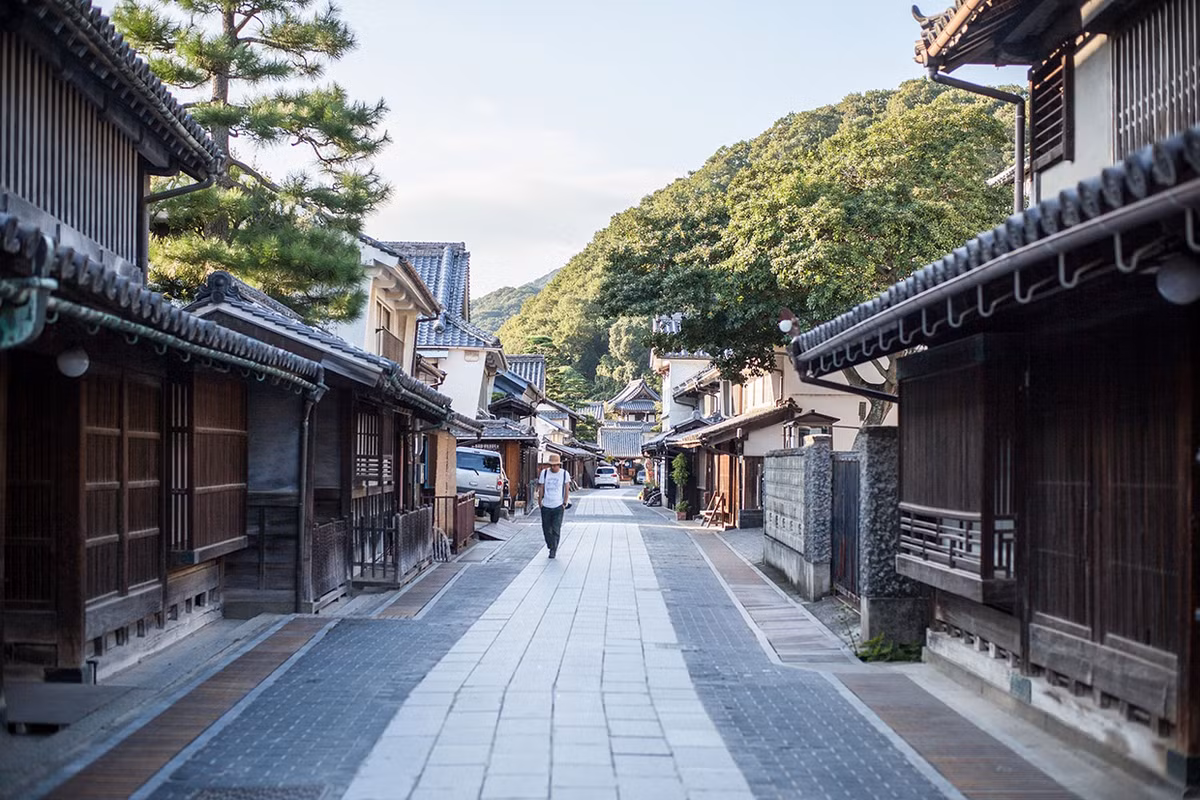  Khu phố cổ Takehara (thành phố Takehara, tỉnh Hiroshima). Phố cổ Takehara được biết đến với những ngôi nhà thương gia thời kỳ Edo vẫn được giàn giữ tốt với kiến trúc chắc chắn, cửa sổ kiểu song gỗ dạng lưới có mái che được thiết kế một cách tinh tế. Mang đậm vẻ đẹp truyền thống, khu phố này được mệnh danh là một "tiểu Kyoto". Ảnh: Takeharakankou.jp.