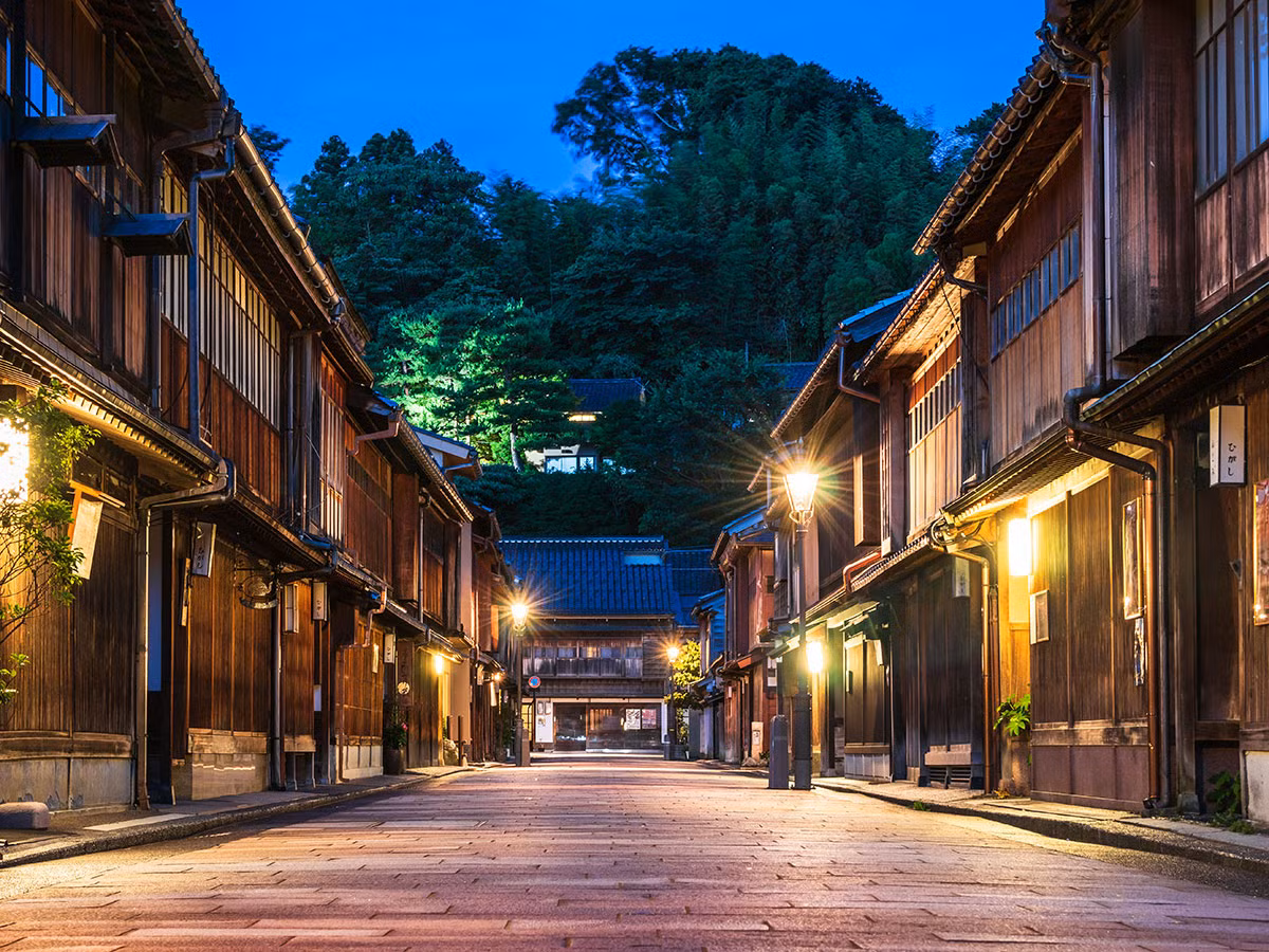  Khu phố trà Higashi Chaya (thành phố Kanazawa, tỉnh Ishikawa). Higashi Chaya là khu phố trà lớn nhất Kanazawa với dãy những quán trà nối tiếp nhau. Bên cạnh các trà thất, nơi đây còn có nhiều phòng trưng bày và cửa hàng với nội thất được bài trí một cách độc đáo. Ảnh: Hokuriku×tokyo.