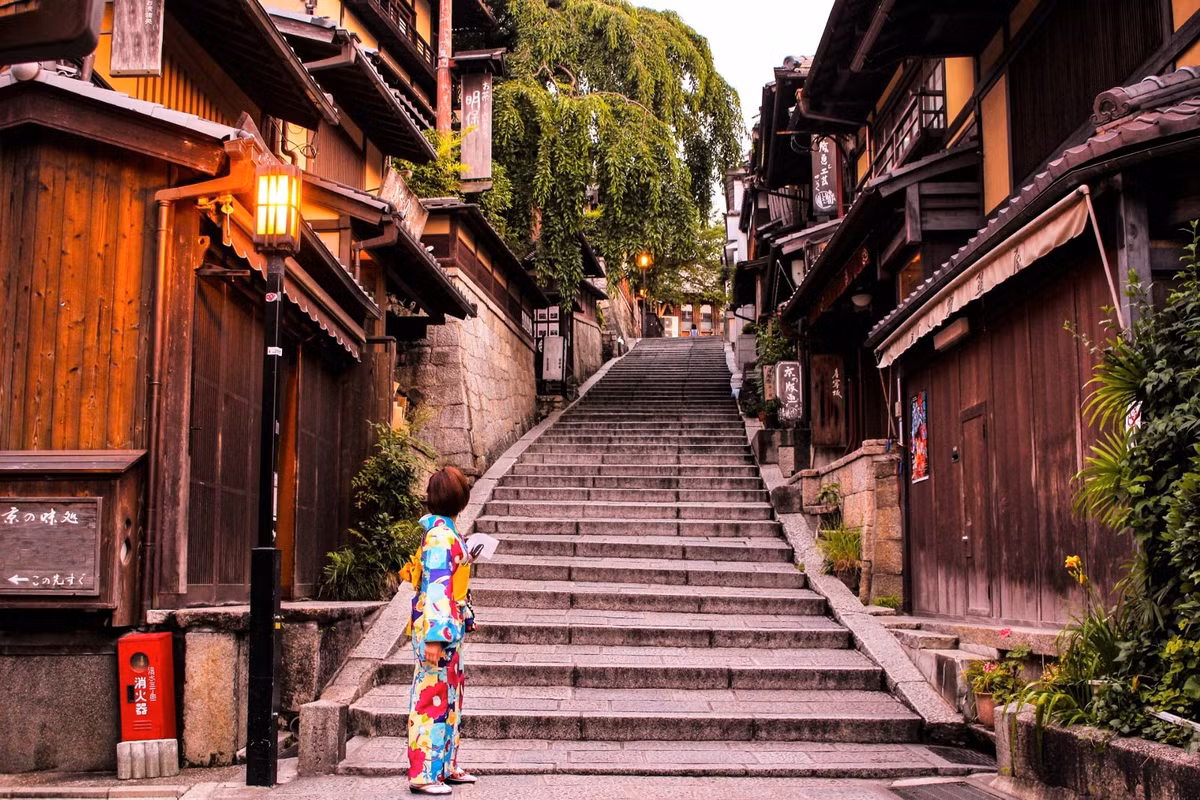  Dốc Sannenzaka (thành phố Kyoto, tỉnh Kyoto). Sannenzaka là con dốc lát đá được tạo ra làm lối dẫn đến chùa Kiyomizu-dera (Thanh Thủy tự) - ngôi chùa nổi tiếng của cố đô Nhật Bản. Dọc con dốc này là những ngôi nhà, hàng quán mang kiến trúc truyền thống có mặt tiền bằng gỗ. Ảnh: Japan Web Magazine.