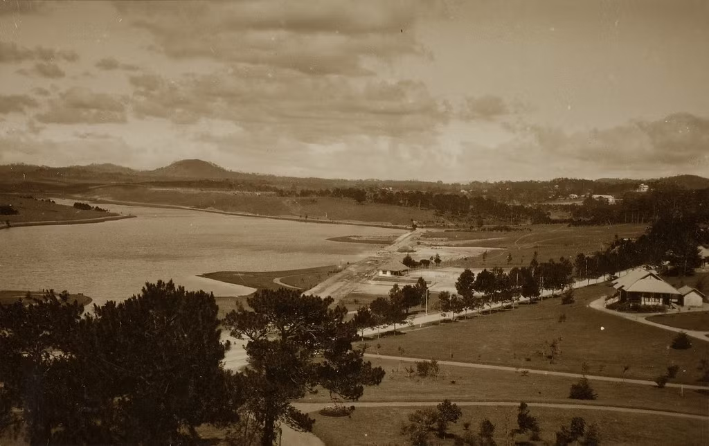 Góc nhìn khác về hồ Xuân Hương năm 1937-1938. Khu đất trống trải ở giữa ảnh nay là qảng trường Lâm Viên.