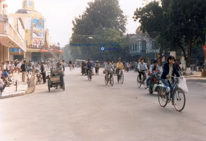 Trên phố Đinh Tiên Hoàng, phía xa là Bách hóa tổng hợp ở góc Tràng Tiền - Hàng Bài.