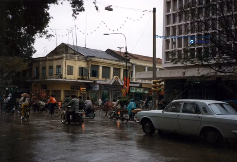 Ngã tư Ngô Quyền - Tràng Tiền, gần cửa hàng kem Tràng Tiền.