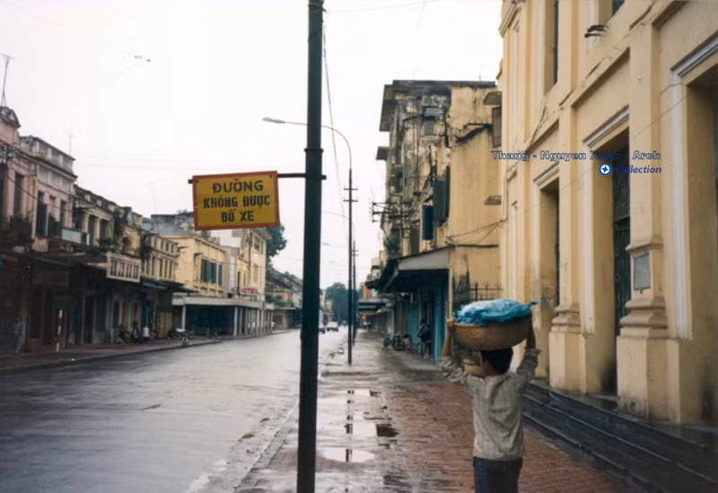 Cậu bé bán bánh mì trên phố Tràng Tiền.
