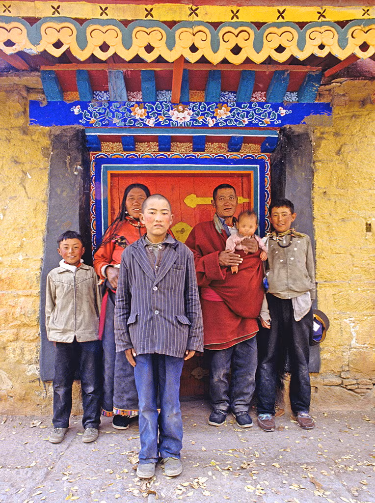 Các thành viên một gia đình chụp ảnh kỷ niệm ở cung điện Norbulingka.