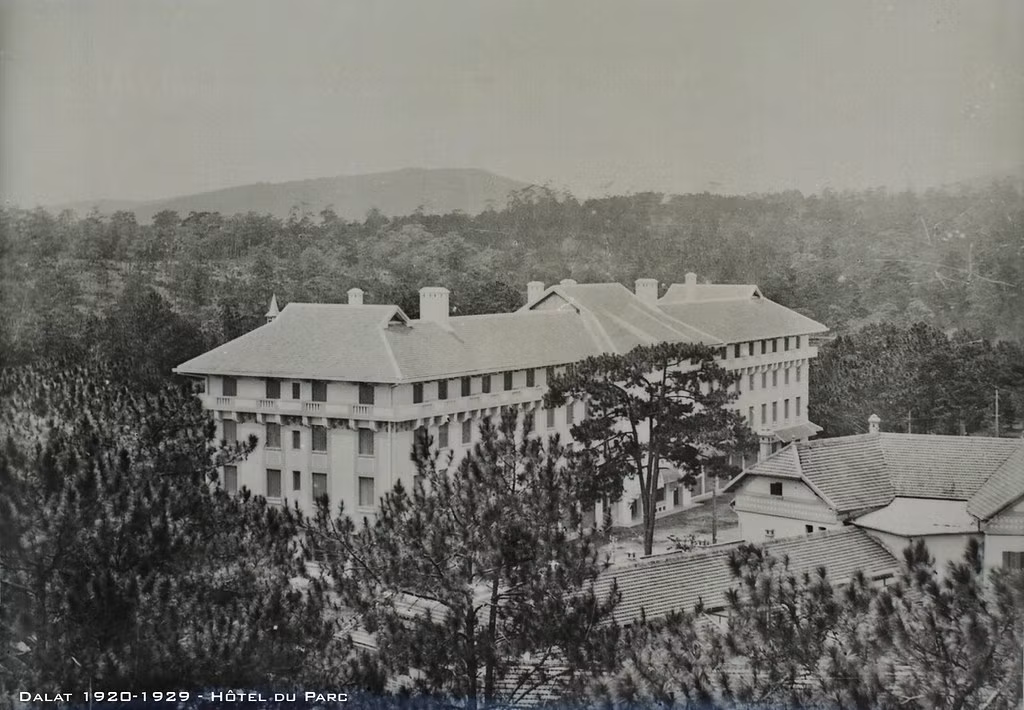 Toàn cảnh khách sạn Hôtel du Parc nhìn từ trên cao, cuối thập niên 1920. Đây từng là nơi lưu trú của nhiều nhân vật nổi tiếng như Toàn quyền Đông Dương Alesandre Varenne, nhà điểu cầm học Jean Delacour, tiểu thuyết gia Marguerite Duras...