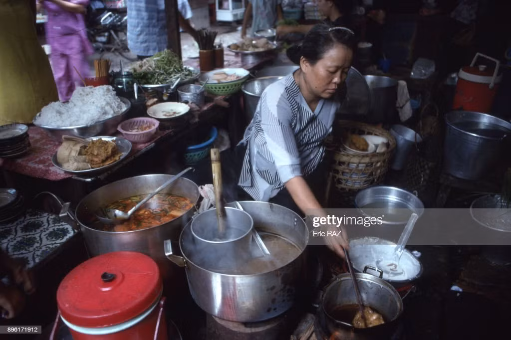 Khu bếp của quán bún chợ Bình Tây.
