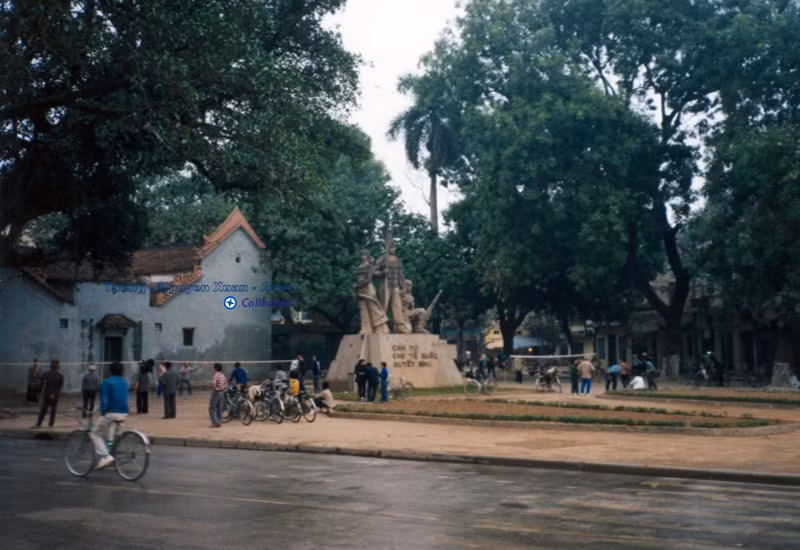 Tượng đài Cảm tử nằm đối diện với đền Ngọc Sơn.