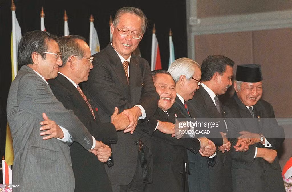Thủ tướng Võ Văn Kiệt và lãnh đạo các nước ASEAN bắt tay nhau chụp ảnh nhóm trong lễ khai mạc Hội nghị thượng đỉnh ASEAN ở Bangkok, ngày 14/12/1995. Ảnh: Romeo Gacad/Getty Images.