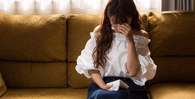 Thấy chồng hay thức khuya dùng điện thoại và sự thật đắng lòng Thay chong hay thuc khuya dung dien thoai va su that dang long