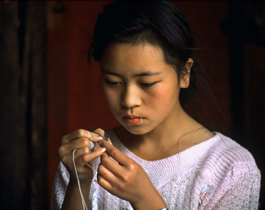 Người đẹp Vân Nam se chỉ luồn kim.