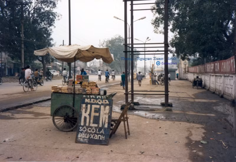 Hàng kem và bánh kẹo trên phố Giảng Võ, phía ngoài khu Trung tâm Triển lãm Giảng Võ.