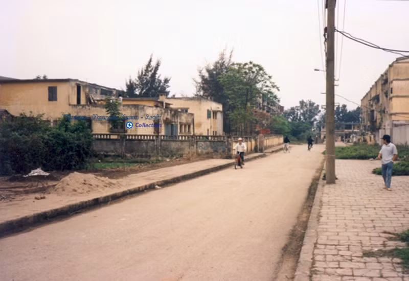 Một con đường trong khu tập thể Giảng Võ. Khu nhà bên trái thuộc về trường mầm non Hoa Sen.