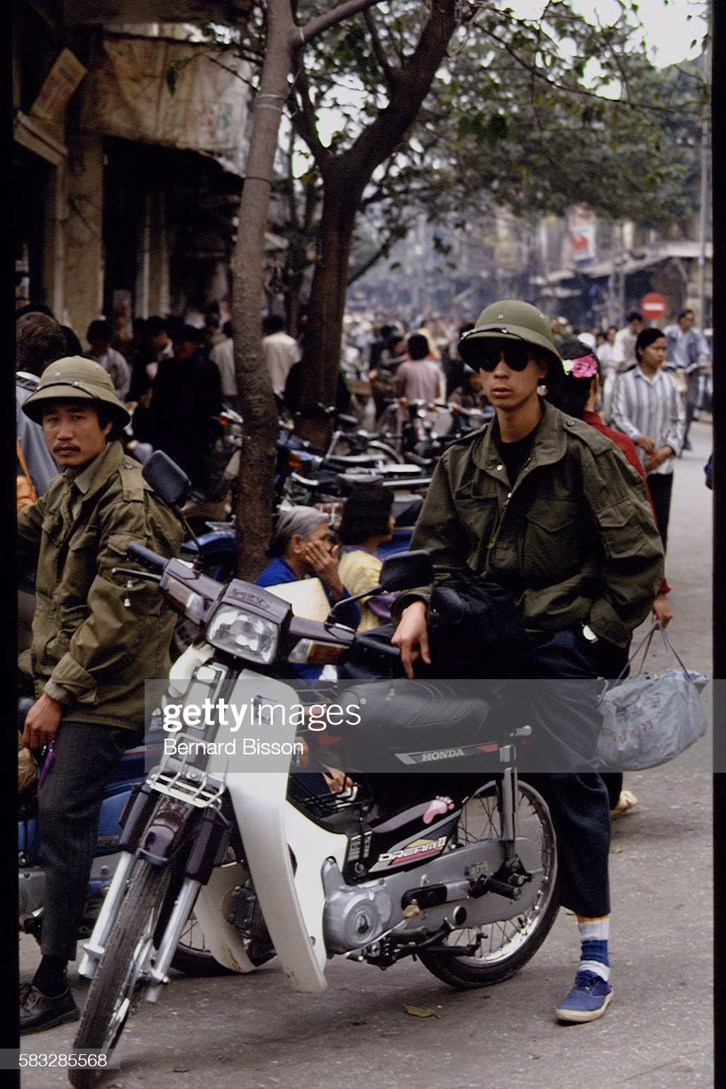 Một nam giới ngồi trên chiếc xe Honda Dream mới coóng - là cả một gia tài vào thời điểm năm 1993.