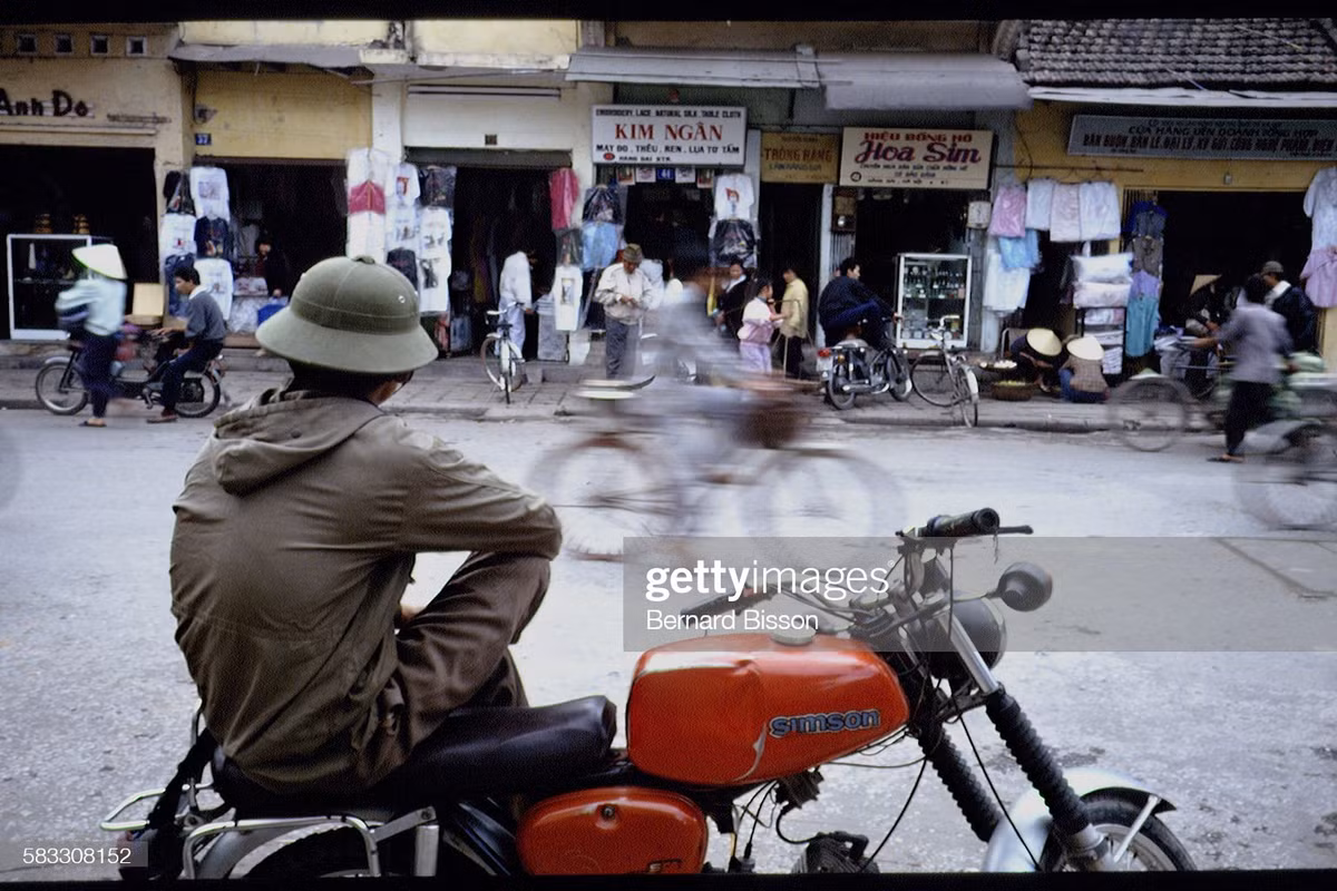 Ảnh cực quý về Hà Nội năm 1993 của Bernard Bisson Anh cuc quy ve Ha Noi nam 1993 cua Bernard Bisson