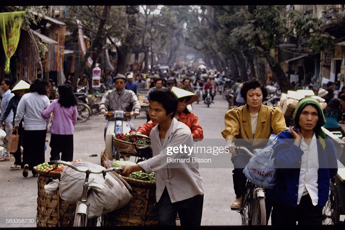 Ảnh cực quý về Hà Nội năm 1993 của Bernard Bisson - Hình 2 Anh cuc quy ve Ha Noi nam 1993 cua Bernard Bisson-Hinh-2