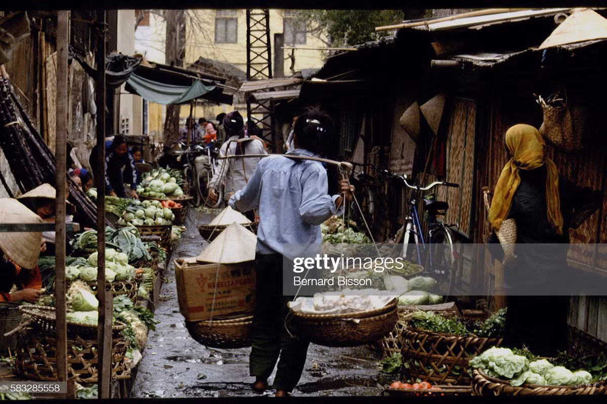 Một khu chợ cóc ở Hà Nội.