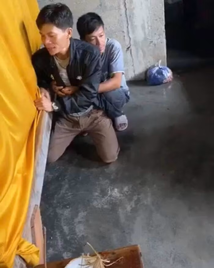 Khoanh khac am anh nguoi chong san phu bi dong nuoc lu cuon troi-Hinh-2