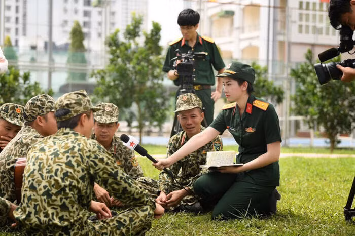 Tac nghiep vung lu, nu phong vien 'lot mat xanh' dan mang-Hinh-5