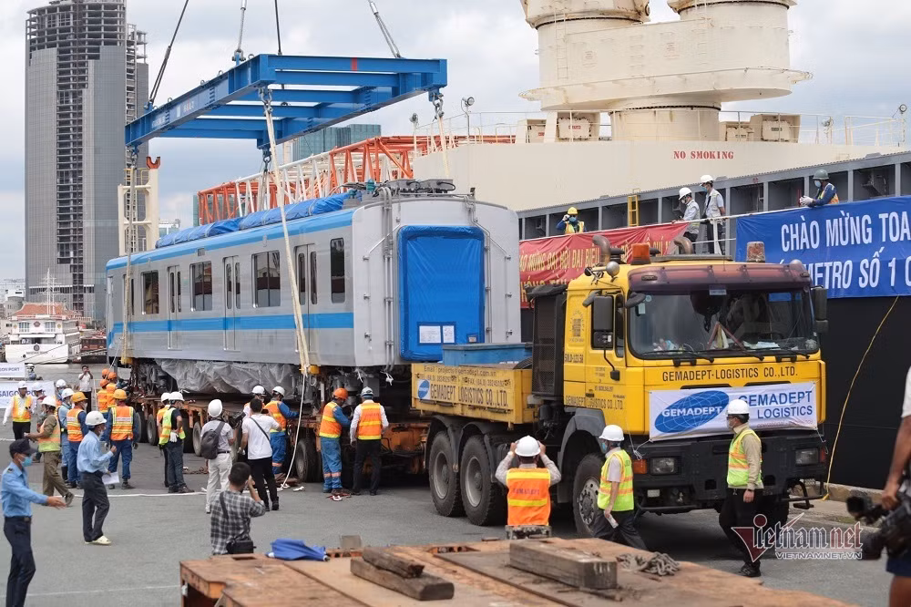 Cận cảnh dàn xe 'siêu trường, siêu trọng' chở tàu metro số 1 ảnh 10