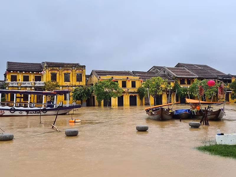 Mien Trung so tan gan 11.000 nguoi ra khoi vung ngap lut-Hinh-2
