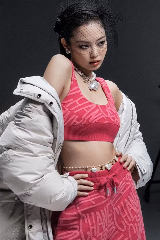 Thuy Ngan gia chat nhu thim, mat 'dien tuong' xuong pho-Hinh-6