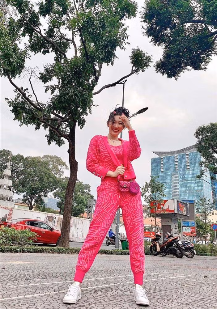 Thuy Ngan gia chat nhu thim, mat 'dien tuong' xuong pho