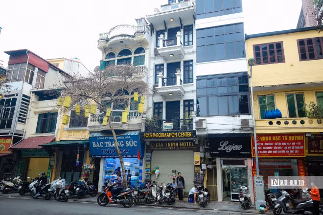 Những căn khách sạn mặt phố có giá từ vài chục tỷ đến hàng trăm tỷ đến nay cũng chỉ để người dân trưng dụng làm nơi bán nước.